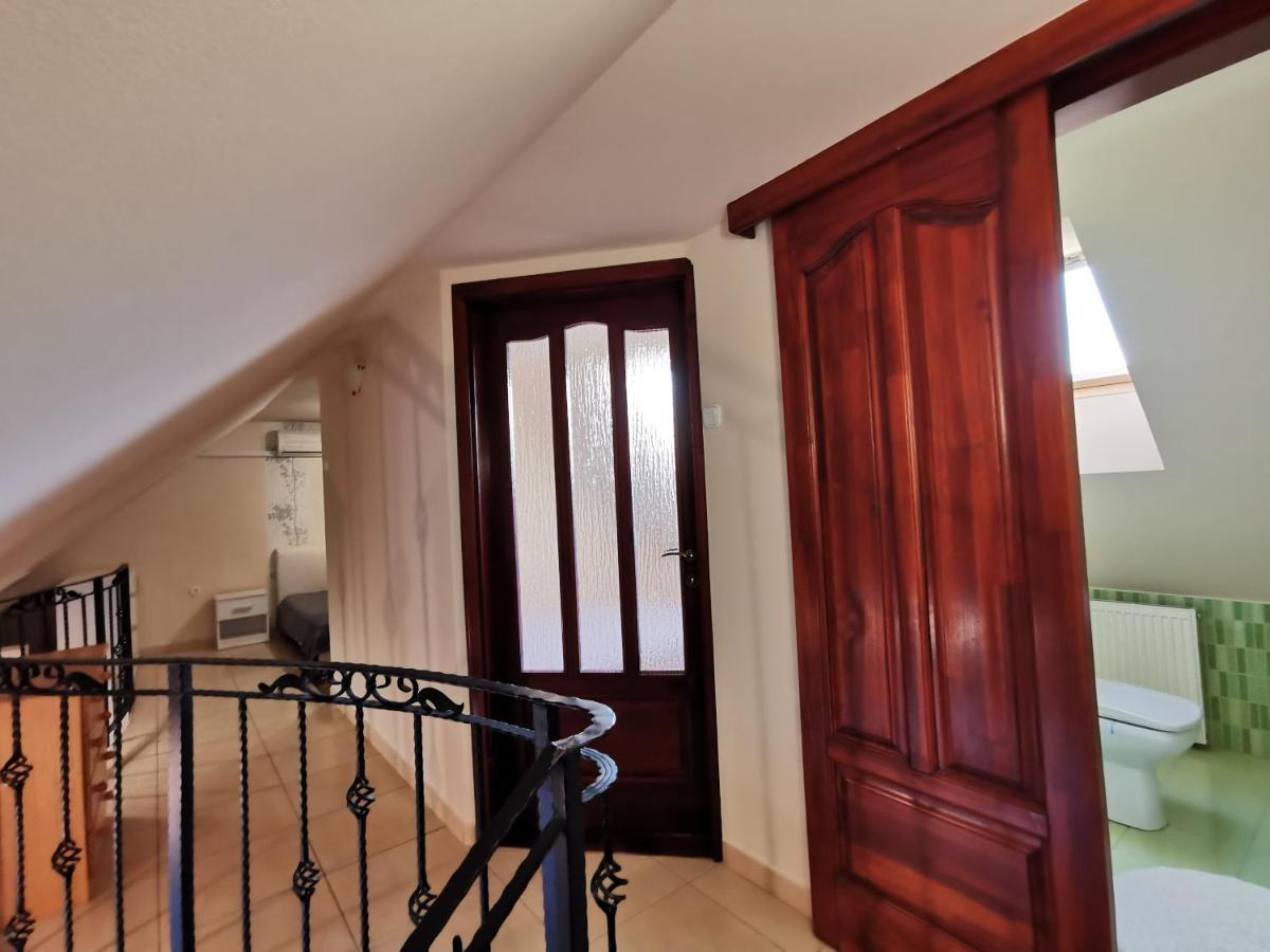 Galery Apartman Gyula Esterno foto